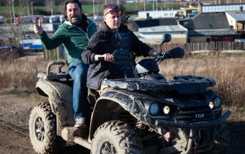 Jízda na čtyřkolce ATV na specializované trati (i…