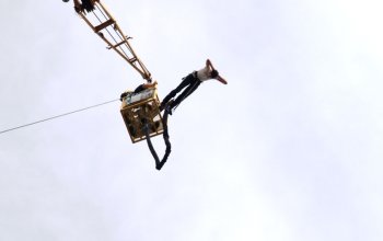 Bungee jumping až 110 metrů z jeřábu Praha