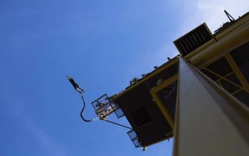 Bungee jumping z televizní věže