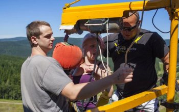 Bungee jumping z televizní věže