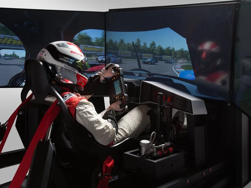 Profesionální simulátor závodních automobilů - WRC Rallye Car, GT3 nebo Formule 1