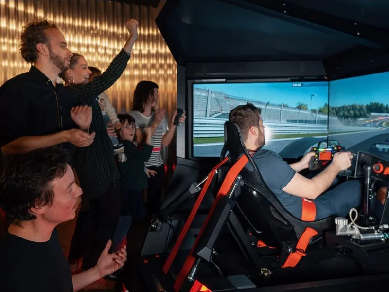 Profesionální simulátor závodních automobilů - WRC Rallye Car, GT3 nebo Formule 1