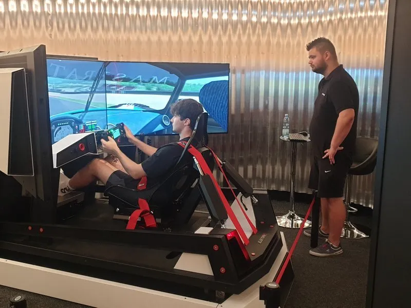Profesionální simulátor závodních automobilů - WRC Rallye Car, GT3 nebo Formule 1