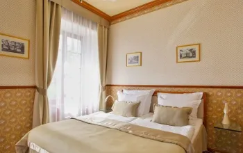 Noc v Chateau St. Havel s lahví šampaňského