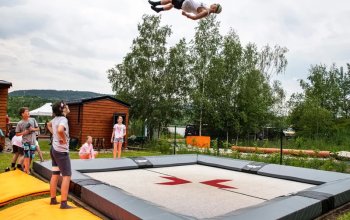 Lekce freestyle lyžování se skoky do vody