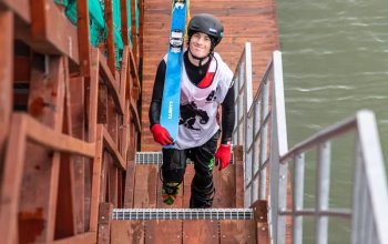 Lekce freestyle lyžování se skoky do vody