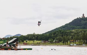Lekce freestyle lyžování se skoky do vody