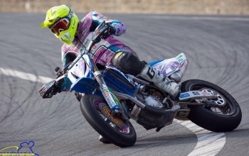 Motorky na závodním okruhu