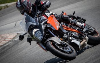 Motorky na závodním okruhu