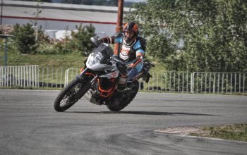 Motorky na závodním okruhu
