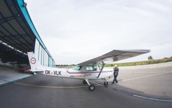 Vzrušující pilotování letadla na zkoušku Praha