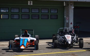 Jízda v Ariel Atom vs. formule F4 na Masarykově…