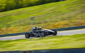 Jízda v Ariel Atom vs. formule F4 na Masarykově…