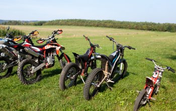 Motorky na enduro trati