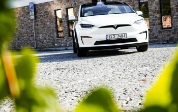 Jízda Teslou X Plaid