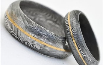 KREDUM® Hynek Kalista Pánský kovaný prsten Damasteel Golden Line - velikost 63 - KS1011-63