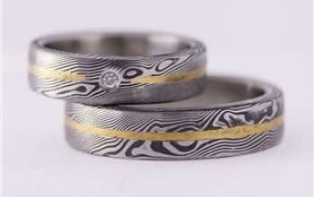 KREDUM® Hynek Kalista Pánský kovaný prsten Damasteel Golden Line - velikost 63 - KS1011-63