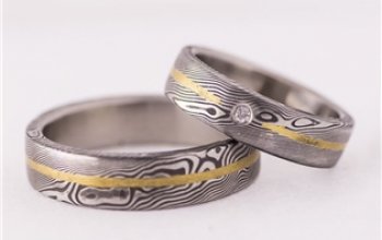 KREDUM® Hynek Kalista Pánský kovaný prsten Damasteel Golden Line - velikost 63 - KS1011-63