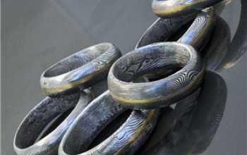 KREDUM® Hynek Kalista Pánský kovaný prsten Damasteel Golden Line - velikost 63 - KS1011-63
