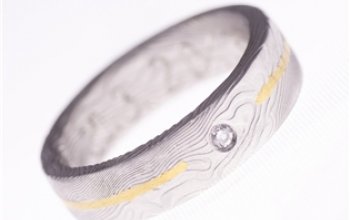 KREDUM® Hynek Kalista Pánský kovaný prsten Damasteel Golden Line - velikost 63 - KS1011-63