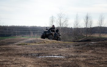 Jízda na čtyřkolce ATV na specializované trati (i…