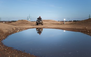 Jízda na čtyřkolce ATV na specializované trati (i…