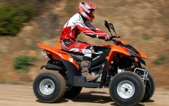 Jízda na čtyřkolce ATV na specializované trati (i…
