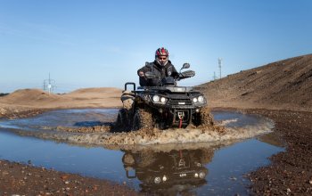 Jízda na čtyřkolce ATV na specializované trati (i…
