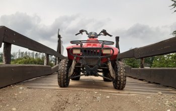 Jízda na čtyřkolce ATV na specializované trati (i…