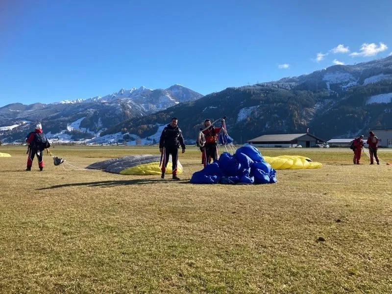 Tandemový seskok padákem nad Alpami