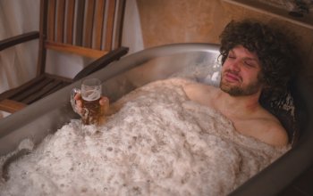 Relaxační pivní koupel pro milovníky piva