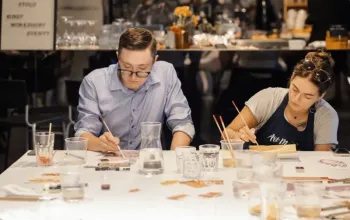 ArtMoment | Zážitkový kurz malování vínem s degustací – dárek a zážitek