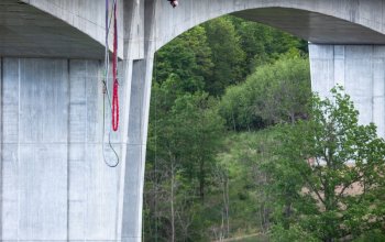 Bungee jumping z nejvyššího mostu ČR