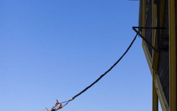 Bungee jumping z televizní věže