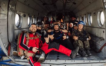 Tandemový seskok padákem z vrtulníku Mi-8