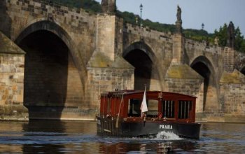 Plavba na lodi pražskými Benátkami