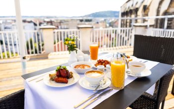 Luxusní snídaně ve Sky Bar & Restaurant, Praha