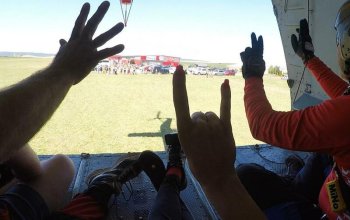 Tandemový seskok padákem z vrtulníku Mi-8