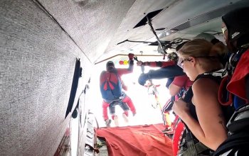 Tandemový seskok padákem z vrtulníku Mi-8