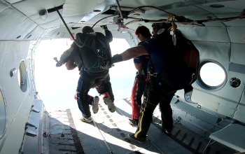 Tandemový seskok padákem z vrtulníku Mi-8