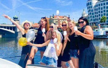 Soukromá plavba luxusní lodí po Vltavě: Praha