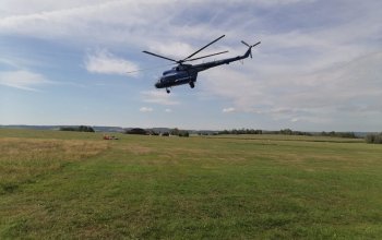 Tandemový seskok padákem z vrtulníku Mi-8