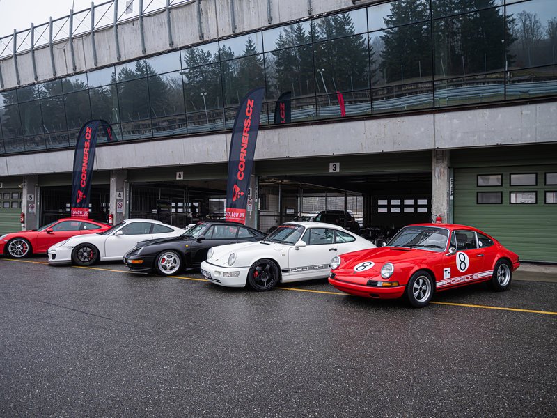 Jízda na okruhu v 6 generacích Porsche 911