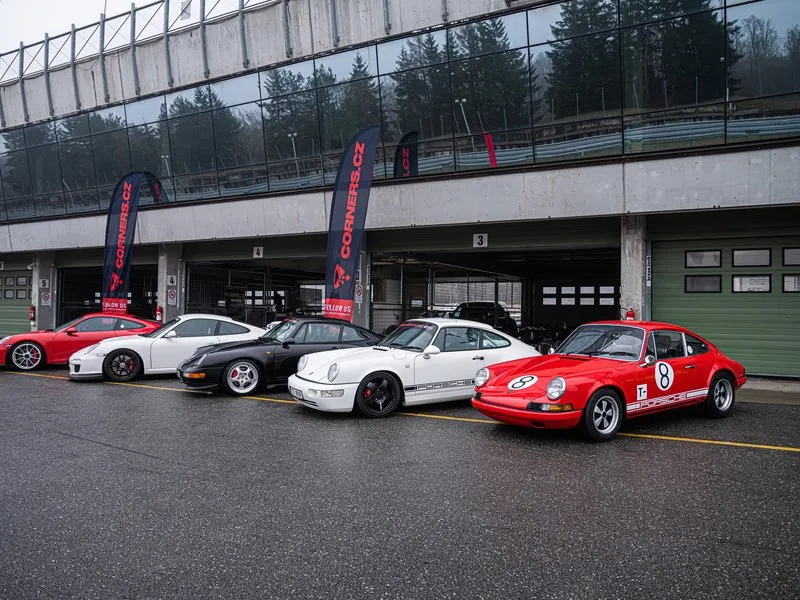Jízda na okruhu v 6 generacích Porsche 911