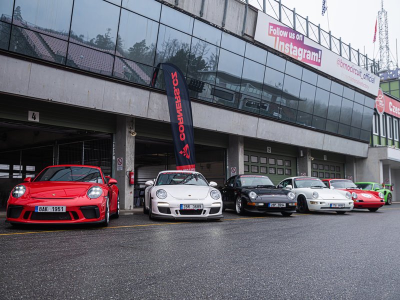 Jízda na okruhu v 6 generacích Porsche 911