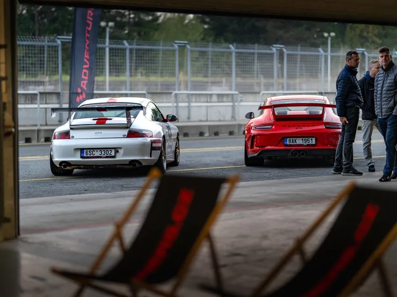 Jízda na okruhu v 6 generacích Porsche 911