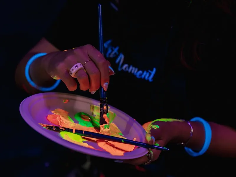 ArtMoment | Kurz malování svítícími barvami
