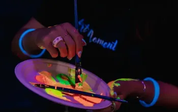 ArtMoment | Kurz malování svítícími barvami