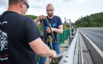 Chomutov: Bungee jumping na Kienově houpačce