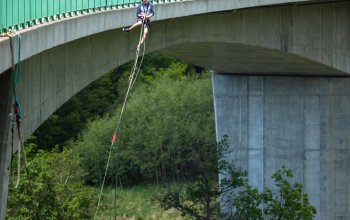 Chomutov: Bungee jumping na Kienově houpačce